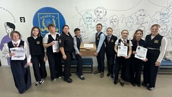 «Спасибо за мужество»: сахалинские школьники отправили письма и посылку бойцам СВО