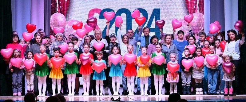 Праздник с алыми сердечками