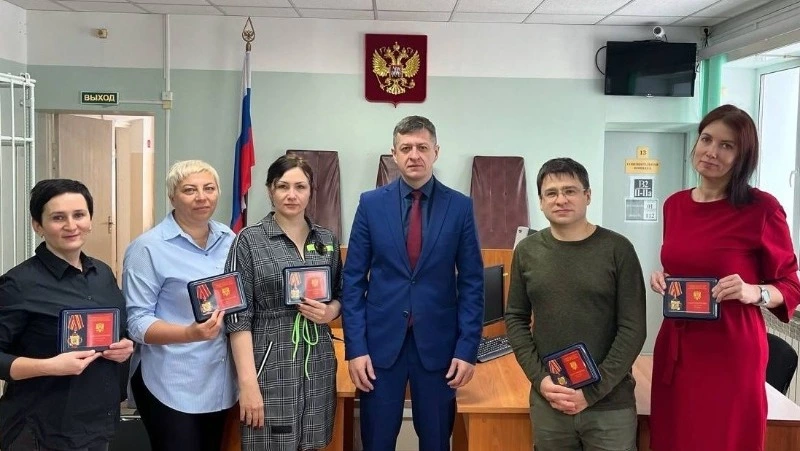 Наградили сотрудников суда