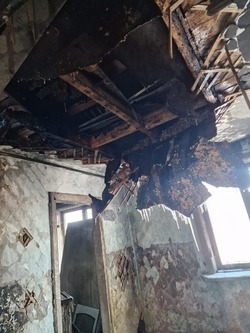 Горели хозпостройка,  барак и мусорные баки