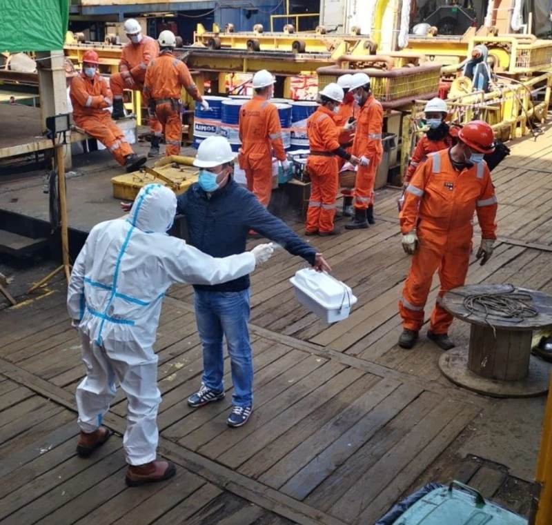 Иностранцев с коронавирусом привозят в ногликскую больницу