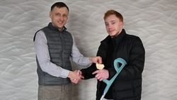 Вручили ключи бойцу СВО