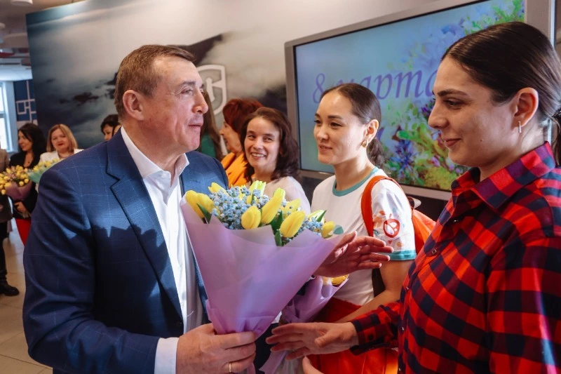 Валерий Лимаренко поздравил проводников здоровья  с Международным женским днем