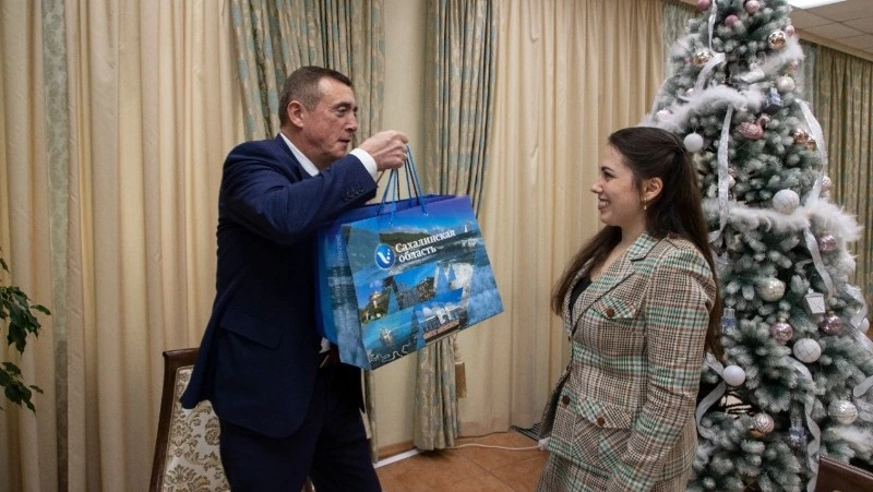 Губернатор наградил победительницу флешмоба в честь 75-летия Сахалинской области