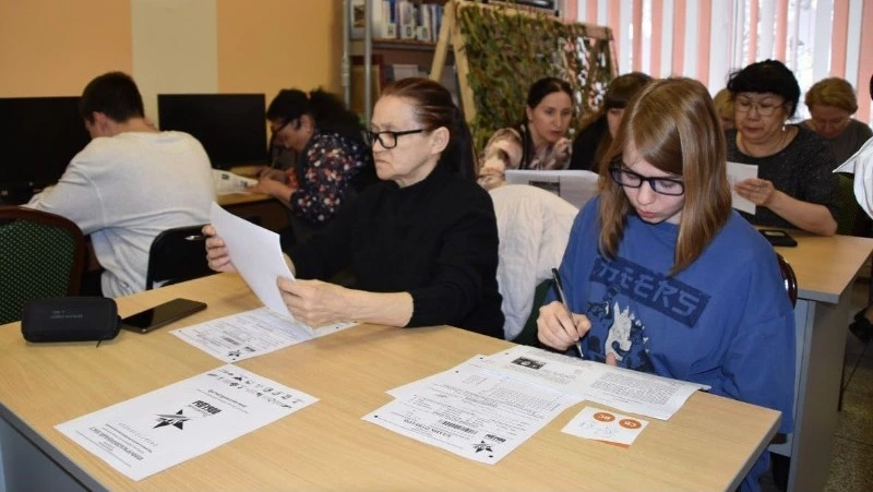 Более сотни жителей Ноглик написали Диктант Победы