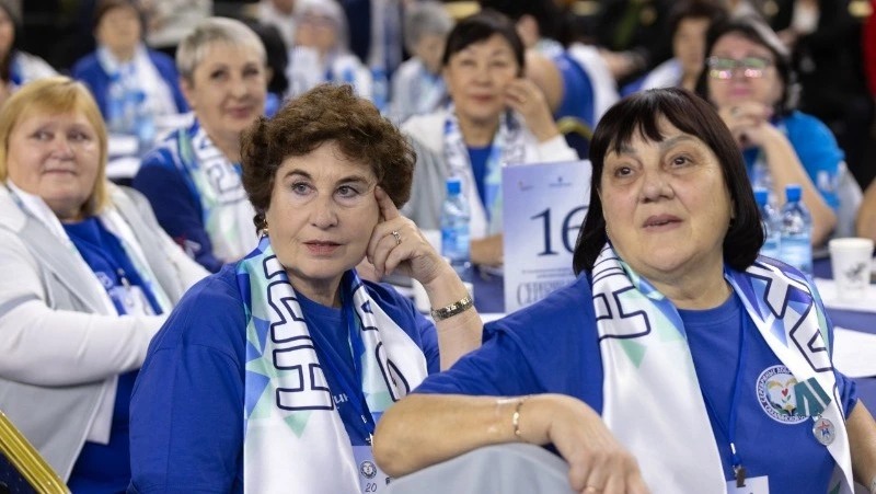 Валерий Лимаренко вручил награды лучшим серебряным добровольцам Сахалина и Курил