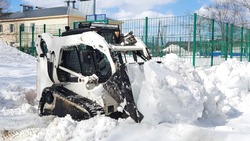 Проявили инициативу  и очистили площадку