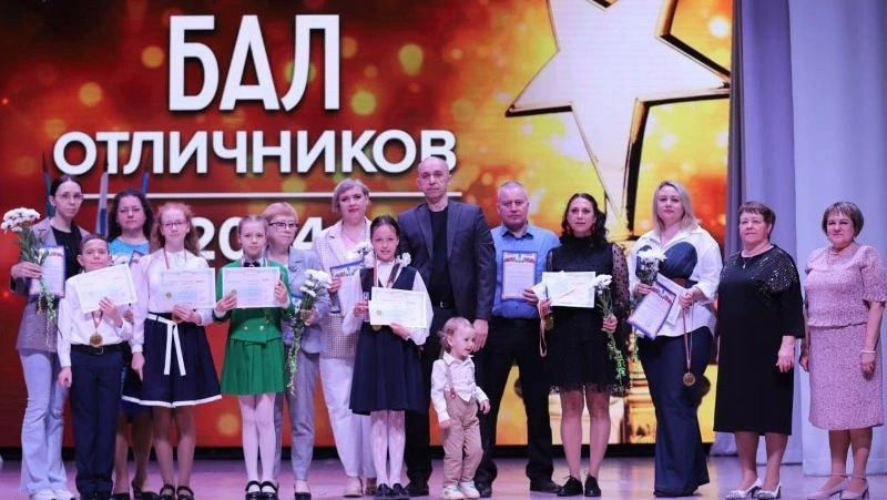 Бал отличников в Ногликах прошел при полном аншлаге 
