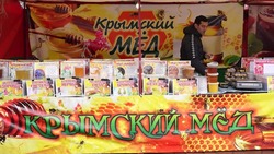 Крымские предприниматели преподнесли 40 кг мёда ногликским детям войны