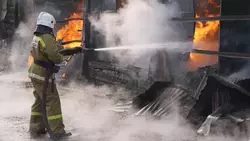 Нежилой дом потушили пожарные в Ногликах
