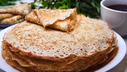 Второй день Масленицы — Заигрыш: рецепт тонких блинов с дырочками    