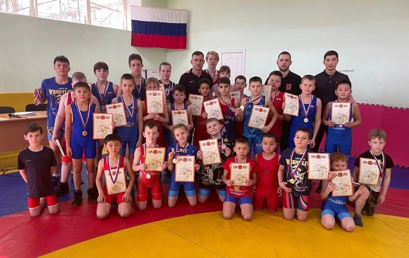 В Ногликах прошло открытое первенство по вольной борьбе 