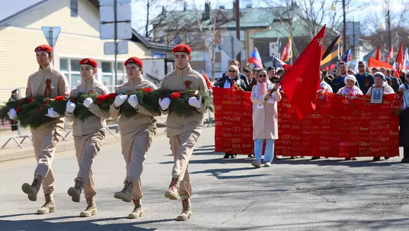 С семейной реликвией в руках