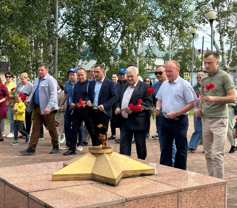 Возложили цветы,  отдали дань памяти