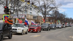 Торжественно,  ярко, патриотично:   