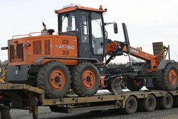 Новый грейдер пополнил автопарк ногликских дорожников