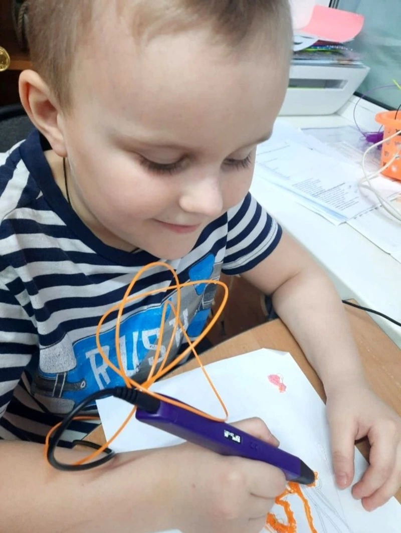 Творят с помощью 3D-ручек