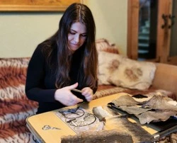 Сахалинская  художница создаёт картины из рыбьей кожи