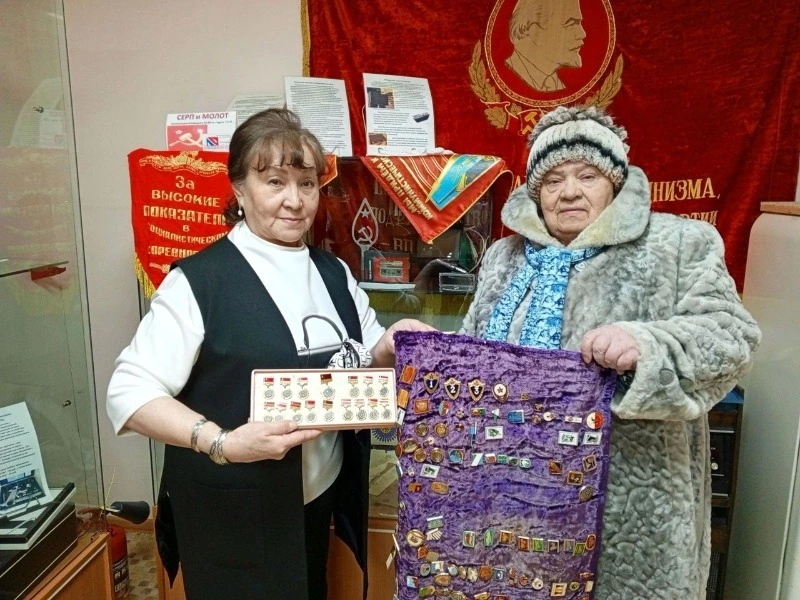 Коллекцию значков –  в дар музею