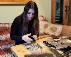 Сахалинская  художница создаёт картины из рыбьей кожи