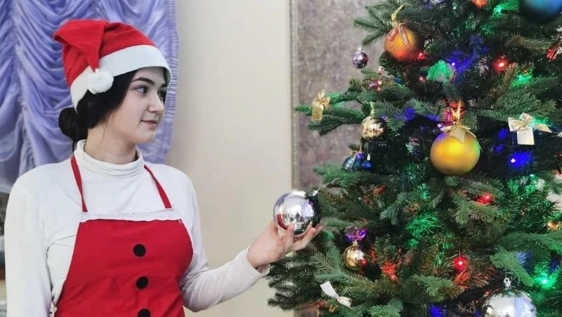 Самые нарядные  магазины и кафе в Ногликах