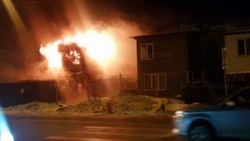 Открытым пламенем сгорел гараж, пострадал человек