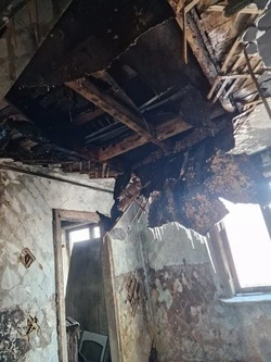 Горели хозпостройка,  барак и мусорные баки