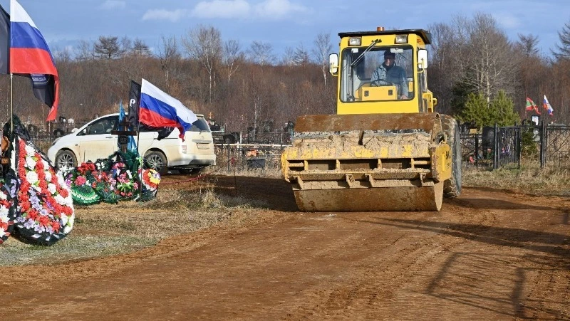 Отсыпали дорогу на кладбище