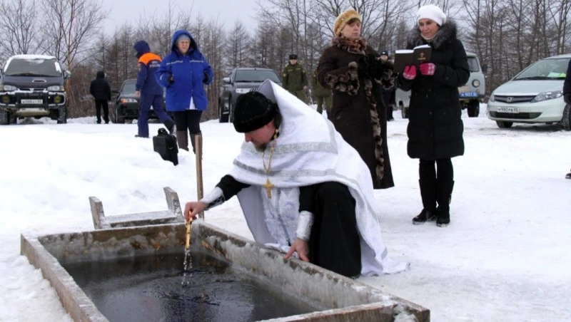 Вода освящалась в храме