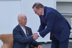Губернатор поздравил с 90-летним юбилеем нивхского писателя Владимира Санги