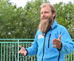 «О чём мечтаете, ногликцы?» –  путник с коляской добрался до севера  