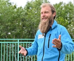 «О чём мечтаете, ногликцы?» –  путник с коляской добрался до севера  