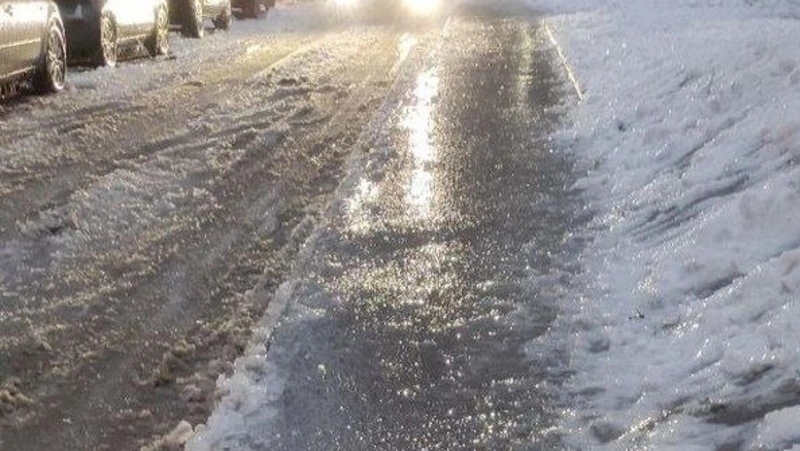 Если во дворе  или на дороге скользко…